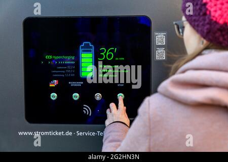 Display an einem MOBI-Punkt mit Schnellladestation: Die sächsische Landeshauptstadt Dresden will zur Modellstadt für Elektromobilität werden Stockfoto