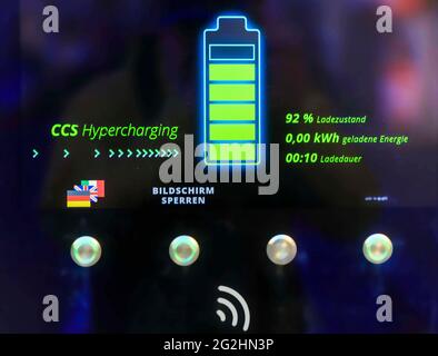 Display an einem MOBI-Punkt mit Schnellladestation: Die sächsische Landeshauptstadt Dresden will zur Modellstadt für Elektromobilität werden Stockfoto