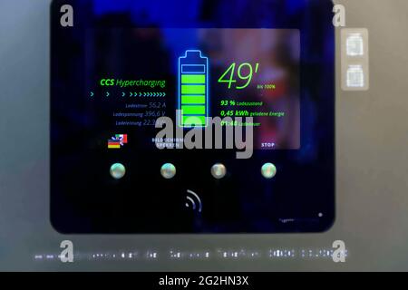 Display an einem MOBI-Punkt mit Schnellladestation: Die sächsische Landeshauptstadt Dresden will zur Modellstadt für Elektromobilität werden Stockfoto