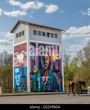 Graffiti auf einem Transformatorenhaus, Kunst Stockfoto