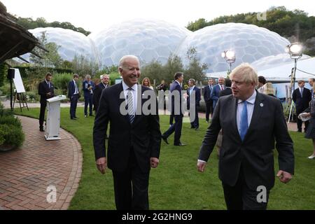 Newquay, Großbritannien. Juni 2021. US-Präsident Joe Biden spricht mit dem britischen Premierminister Boris Johnson während eines Empfangs und Abendessens, das vom Eden Project am 11. Juni 2021 in Cornwall, Großbritannien, veranstaltet wird. Premierminister Johnson leitet den G7-Gipfel in Carbis Bay, Cornwall. Foto von Andrew Parsons/No 10 Downing Street/UPI Credit: UPI/Alamy Live News Stockfoto