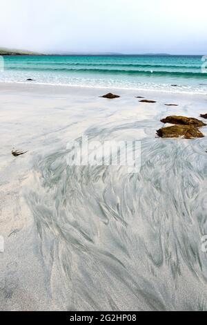 Bucht im Süden der Insel Unst, bei Uyeasound, Muster im Sand, Schottland, Shetland-Inseln Stockfoto