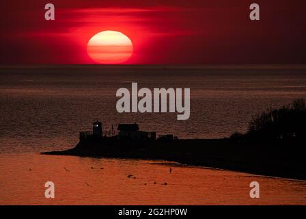 Sonnenuntergang am Leuchtturm von Strukkamphuk. Lage, Fehmmahrn-Insel, Ostsee Stockfoto