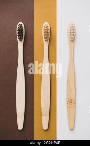 Set aus umweltfreundlichen Bambuszahnbürsten. Bio-Kosmetikprodukte für Badezimmer. Keine Verschwendung Stockfoto