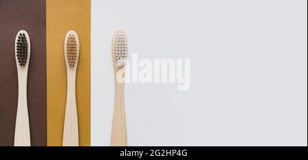 Set aus umweltfreundlichen Bambuszahnbürsten. Bio-Kosmetikprodukte für Badezimmer. Keine Verschwendung Stockfoto