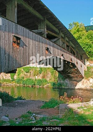 Historische überdachte Holzbrücke, Murg, Forbach, Baden-Württemberg, Deutschland Stockfoto