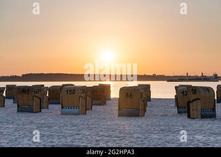 Strand mit Liegestühlen in der Nähe von Laboe an der Ostsee, Schleswig-Holstein. Stockfoto