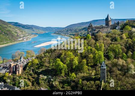 Bacharach, Schloss, Schlossweg, Jugendherberge, Kirche, Marktturm, Mittelrhein, Münze, Oberes Mittelrheintal, Postturm, Rhein, Schifffahrt, Sommer, St. Peter, Stadttürme, Stahleck, Steeg, Steegertal, Welterbe, Weltkulturerbe, Werner-Kapelle Stockfoto