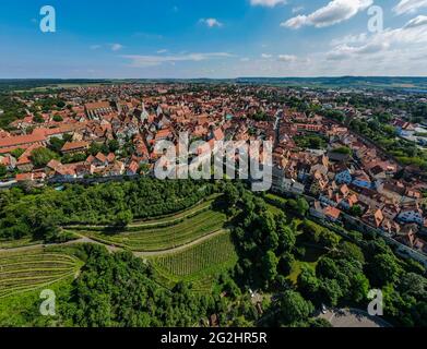 Rothenburg ob der Tauber, die historische Altstadt und die einzigartige Lage über dem Taubertal sowie die Fachwerkromantik stellen für viele den Inbegriff des mittelalterlichen Deutschlands dar Stockfoto