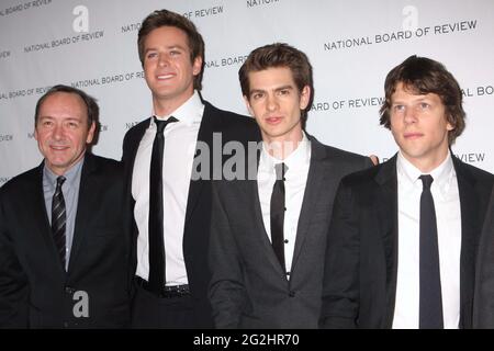 Kevin Spacey, Armie Hammer, Andrew Garfield und Jesse Eisenberg bei der jährlichen Gala der National Board of Review of Motion Pictures in der Cipriani 42nd Street in New York City am 11. Januar 2011. Foto: Henry McGee/MediaPunch Stockfoto