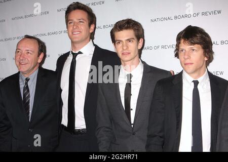 Kevin Spacey, Armie Hammer, Andrew Garfield und Jesse Eisenberg bei der jährlichen Gala der National Board of Review of Motion Pictures in der Cipriani 42nd Street in New York City am 11. Januar 2011. Foto: Henry McGee/MediaPunch Stockfoto