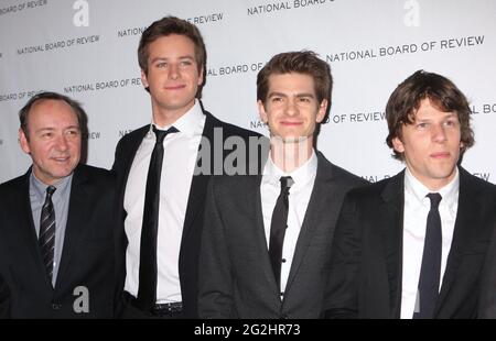 Kevin Spacey, Armie Hammer, Andrew Garfield und Jesse Eisenberg bei der jährlichen Gala der National Board of Review of Motion Pictures in der Cipriani 42nd Street in New York City am 11. Januar 2011. Foto: Henry McGee/MediaPunch Stockfoto