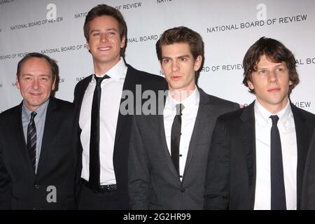 Kevin Spacey, Armie Hammer, Andrew Garfield und Jesse Eisenberg bei der jährlichen Gala der National Board of Review of Motion Pictures in der Cipriani 42nd Street in New York City am 11. Januar 2011. Foto: Henry McGee/MediaPunch Stockfoto