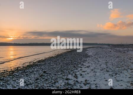 Schneebedeckter Strand an der Kieler Förde an einem Wintermorgen. Stockfoto