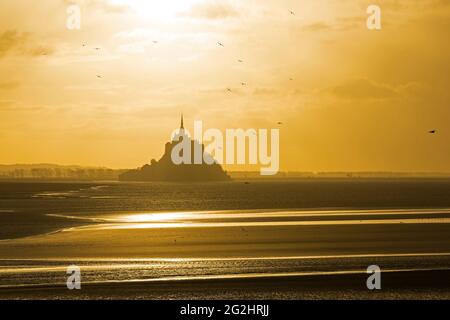 Le Mont-Saint-Michel, goldenes Licht in der Bucht, Frankreich, Normandie, Department Manche Stockfoto