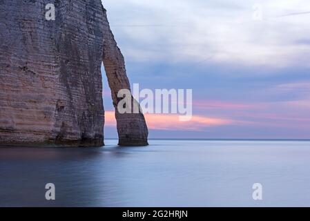 Kreideküste bei Etretat, Porte d'Aval, Abendstimmung, Frankreich, Normandie, Departement seine-Maritime Stockfoto