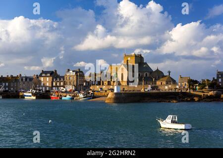 Barfleur, Saint Nicolas Kirche und Häuser am Hafen, Frankreich, Normandie, Department Manche Stockfoto