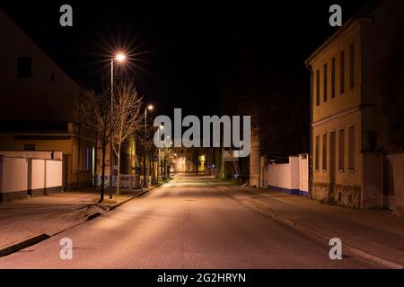 4. Mai 2021 , Deutschland , Stadt Luckenwalde,verlassene Straße während der Ausgangssperre über Covid-19 in deutschland Stockfoto