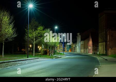 4. Mai 2021 , Deutschland , Stadt Luckenwalde,verlassene Straße während der Ausgangssperre über Covid-19 in deutschland Stockfoto