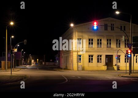 4. Mai 2021 , Deutschland , Stadt Luckenwalde,verlassene Straße während der Ausgangssperre über Covid-19 in deutschland Stockfoto