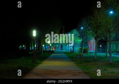 4. Mai 2021 , Deutschland , Stadt Luckenwalde,verlassene Straße während der Ausgangssperre über Covid-19 in deutschland Stockfoto