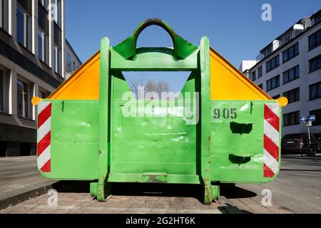 Müllcontainer für Bauschutt auf der Straße vor Wohngebäuden, Bremen, Deutschland, Europa Stockfoto