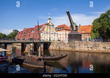 Ilmenau, historisches Kaufhaus, Hotel Altes Kaufhaus, historischer alter Kran, Altstadt, Lüneburg, Niedersachsen, Deutschland, Europa Stockfoto