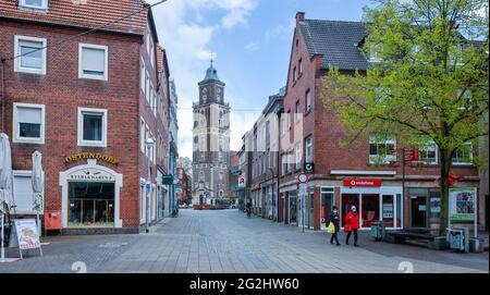 Coesfeld, Nordrhein-Westfalen, Deutschland - Fußgängerzone in Zeiten der Coronapandemie beginnt der Coesfeld-Kreis als Modellregion in Nordrhein-Westfalen mit Lockerung, Einkaufen ist ohne vorherige Vereinbarung wieder möglich, in der Hinterkirche St. Lamberti. Stockfoto