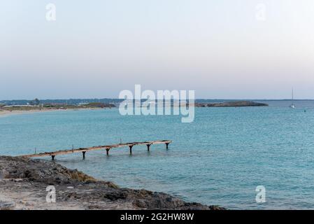 Pier in einsamen Strand von Ses Illetes auf der Insel Formentera in Spanien. Stockfoto