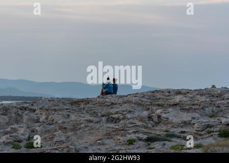 Fromentera, Spanien : 2021. Juni 11 : Menschen genießen den wunderschönen Sonnenuntergang am Strand von Ses Illetes auf der Insel Formentera in Spanien. Stockfoto