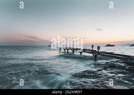 Pier in einsamen Strand von Ses Illetes auf der Insel Formentera in Spanien. Stockfoto