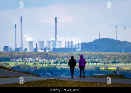 Ruhrgebiet, Nordrhein-Westfalen, Deutschland - Wanderer auf der Hoheward-Müllhalde in Herten vor dem Kohlekraftwerk Scholven von Uniper in Gelsenkirchen neben der Mine Oberscholven mit Windrädern, im Rahmen des Kohleauslaufes in Deutschland, Uniper plant, die Steinkohleblöcke in Scholven bis Ende 2022, die Industrielandschaft im Ruhrgebiet, stillzulegen. Stockfoto