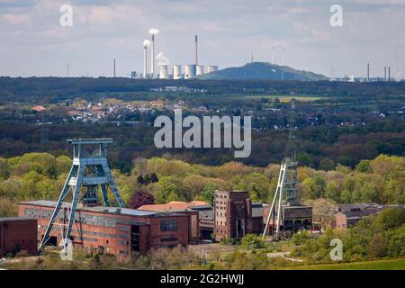 Herten, Ruhrgebiet, Nordrhein-Westfalen, Deutschland - stillgelegte Zeche Ewald in Herten, im hinteren Kraftwerk Uniper Scholven in Gelsenkirchen, plant Uniper im Rahmen des Kohleauslaufes in Deutschland die Stilllegung der Steinkohleblöcke in Scholven bis Ende 2022. Industrielandschaft im Ruhrgebiet. Stockfoto