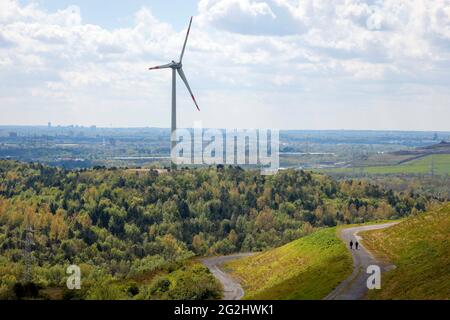 Herten, Ruhrgebiet, Nordrhein-Westfalen, Deutschland - Windturbine und Spaziergänger auf der Hoheward-Müllhalde in Herten. Stockfoto