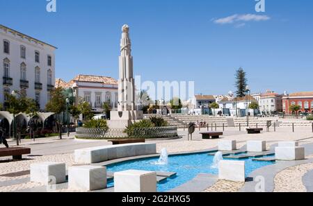 Tavira, Praca da Republica, Brunnen und Säule, Zentrum, Schritte zur Ponte Romana Stockfoto