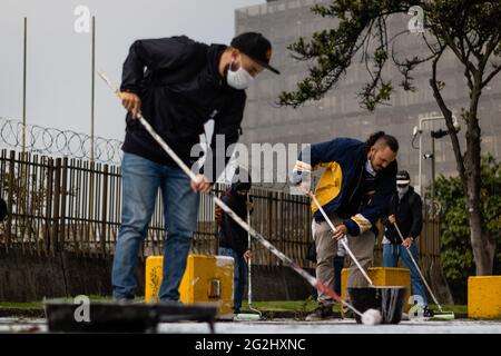 Bogota, Kolumbien. Juni 2021. Am 11. Juni 2021 versammeln sich Menschen und malen ein Wandbild. Vor der Generalanwaltschaft in Bogotá, Kolumbien, um ihre Unzufriedenheit mit den Verschwundenen inmitten des nationalen Streiks „Paro Nacional“ zu zeigen. Mehrere junge Menschen schaffen ein großes Wandgemälde, das an die Regierung gerichtet ist. Kredit: Long Visual Press/Alamy Live Nachrichten Stockfoto