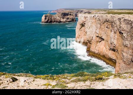 Kap Saint Vincent in der Nähe von Sagres, zerklüftete Küste am Leuchtturm, westlichster Punkt des europäischen Festlandes Stockfoto