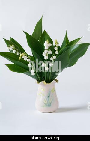 Maiglöckchen in einer kleinen Vase Stockfoto