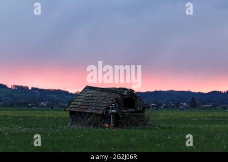 Hütte auf einer Wiese im Voralpenland, Sonnenuntergang Stockfoto