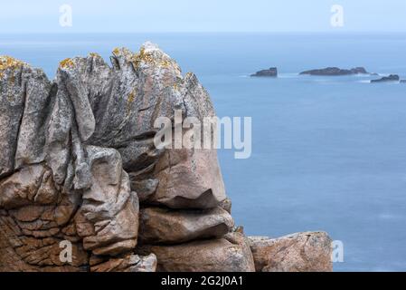Felsen bei Pointe de Créac'h, Île d´Ouessant, Frankreich, Bretagne, Departement Finistère Stockfoto