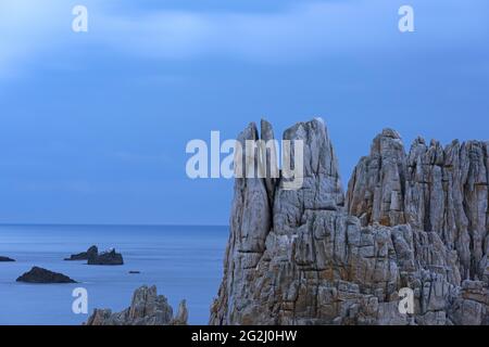 Felsküste der Pointe de Créac'h, Abendstimmung, Île d´Ouessant, Frankreich, Bretagne, Finistère Stockfoto