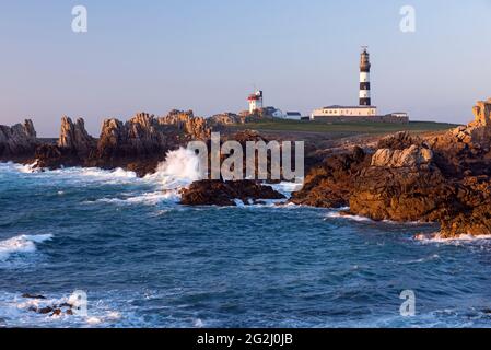 Felsenküste und Leuchtturm der Pointe de Créac'h im Abendlicht, Île d'Ouessant, Frankreich, Bretagne, Finistère-Departement Stockfoto