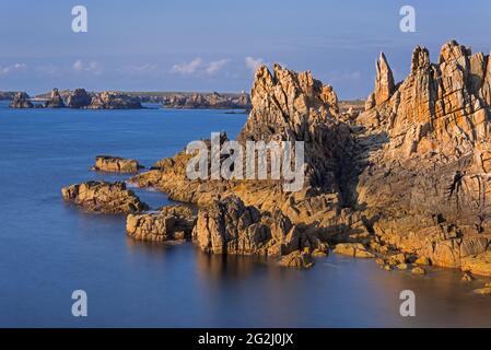 Felsküste im Abendlicht, Île d'Ouessant, Frankreich, Bretagne, Finistère Stockfoto