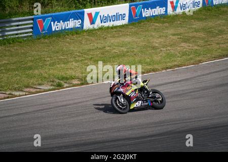 11-05-2020 Kaunas, Litauen Motorradfahrer bei Sportfahrrädern auf leerer Asphaltstraße. Sportfahrrad. MotoGP-Rennen. Superbikes. Motorradrennen. Stockfoto