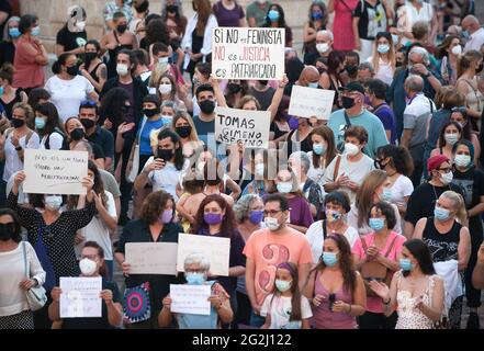 Malaga, Spanien. Juni 2021. Menschenmenge von Demonstranten, die Plakate mit ihrer Meinung halten, während sie sich während der Demonstration auf dem Platz Plaza de la Constitucion versammeln. Hunderte von Menschen gehen auf die Straße gegen Gewalt an Frauen und geschlechtsspezifische Gewalt, nachdem die Leichen von zwei Mädchen, die der Vater Tomas Gimeno auf den Kanarischen Inseln getötet hat, am Meer gefunden wurden. Das Verbrechen hat das Land schockiert und mehrere Proteste und Ehrungen zum Gedenken an die Mädchen ausgelöst. Kredit: SOPA Images Limited/Alamy Live Nachrichten Stockfoto