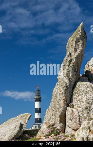 Leuchtturm Créac'h zwischen Felsen, Île d'Ouessant, Frankreich, Bretagne, Departement Finistère Stockfoto