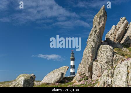 Leuchtturm Créac'h zwischen Felsen, Île d'Ouessant, Frankreich, Bretagne, Departement Finistère Stockfoto