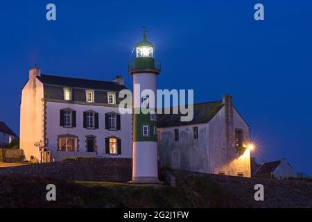 Leuchtturm im Hafen von Doëlan in der Nähe von Clohars-Carnoët in Süd-Finistère, Abendstimmung, Frankreich, Bretagne, Departement Finistère Stockfoto