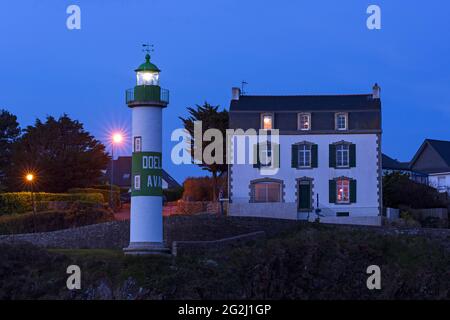 Leuchtturm und Wohnhaus im Hafen von Doëlan in der Nähe von Clohars-Carnoët in Süd-Finistère, Abendstimmung, Frankreich, Bretagne, Finistère Stockfoto