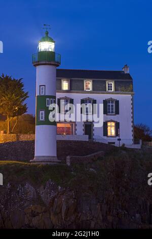 Leuchtturm und Wohnhaus im Hafen von Doëlan in der Nähe von Clohars-Carnoët in Süd-Finistère, Abendstimmung, Frankreich, Bretagne, Finistère Stockfoto